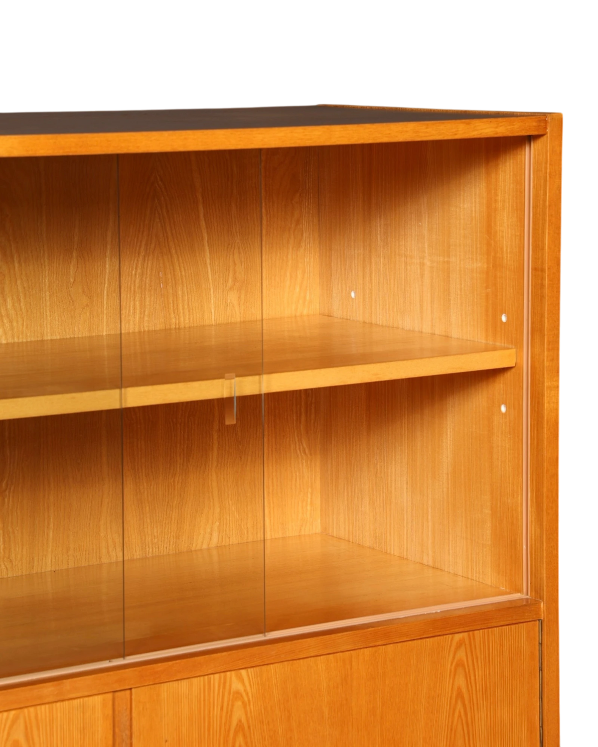 Hauptstadt Möblerei Hellerau Vitrine Modell 602 von Franz Ehrlich mit Holzmaserung und Glasschiebetüren