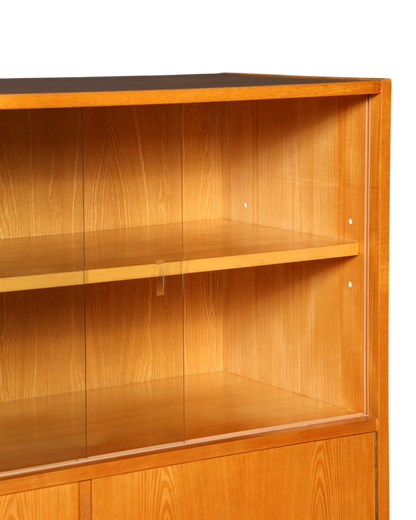 Hauptstadt Möblerei Hellerau Vitrine Modell 602 von Franz Ehrlich mit Holzmaserung und Glasschiebetüren