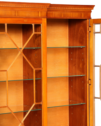 Hauptstadt Möblerei englische Vitrine aus Eibenholz mit verglasten Türen und höhenverstellbaren Glasböden