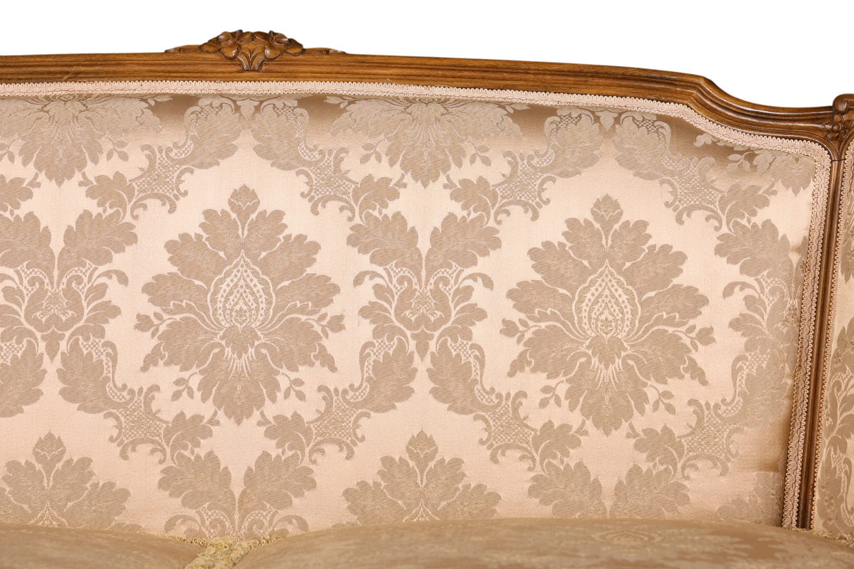 Hauptstadt Möblerei Chippendale 2-Sitzer Sofa mit beigem Samtstoff und kunstvollen barocken Holzschnitzereien