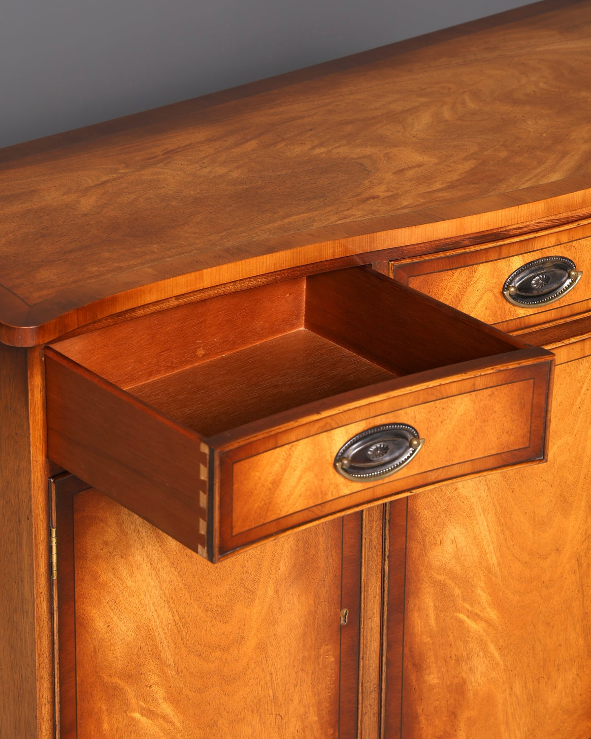 Wunderschönes Bevan Funnell Englisches Sideboard Reprodux Buffetschrank Kommode Anrichte