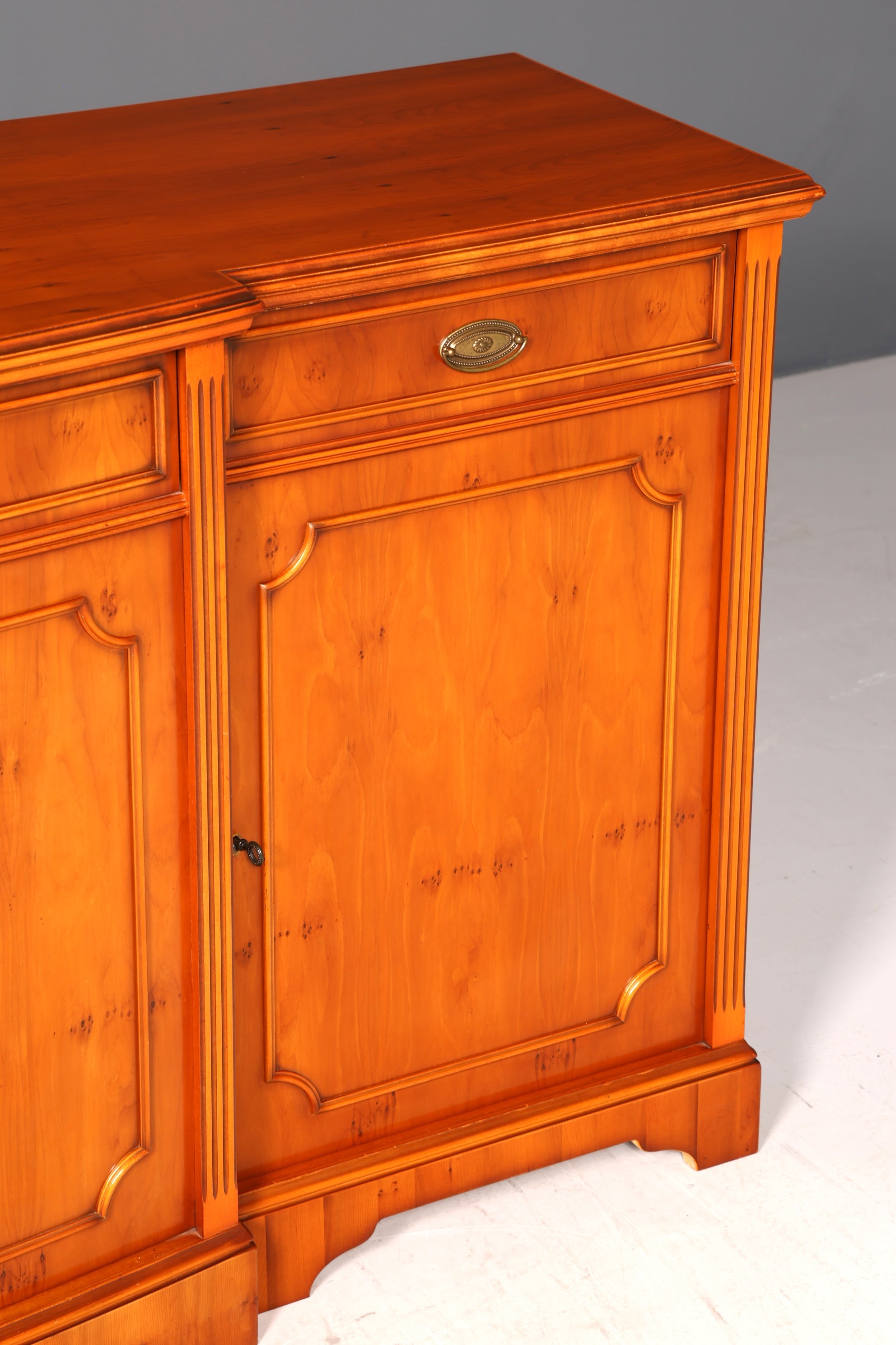 G214 Finish cm Wunderschönes Englisches Sideboard Eibe Schrank Antik Stil Buffetschrank Kommode (Kopie)