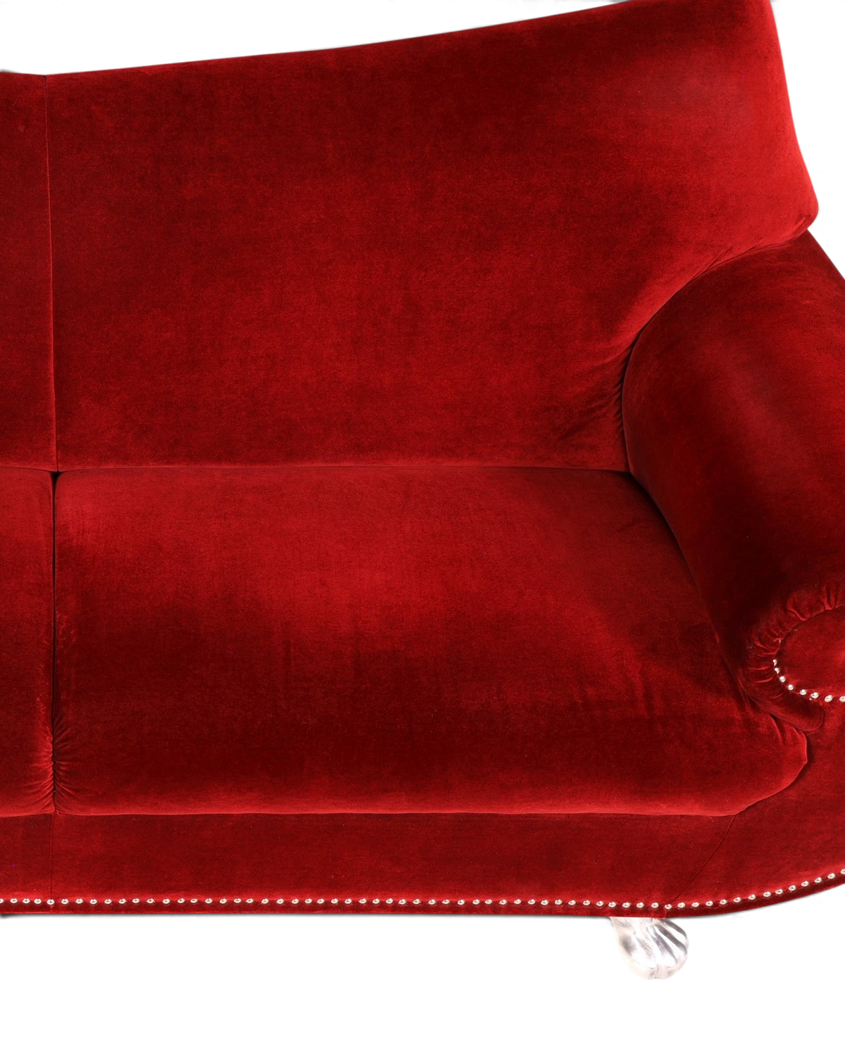 Hauptstadt Möblerei Bretz Gaudi 3-Sitzer Sofa in bordeauxrotem Samt mit geschwungenen Armlehnen und Ziernägeln