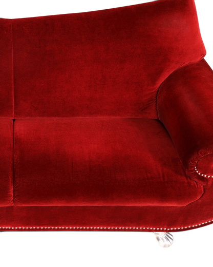 Hauptstadt Möblerei Bretz Gaudi 3-Sitzer Sofa in bordeauxrotem Samt mit geschwungenen Armlehnen und Ziernägeln
