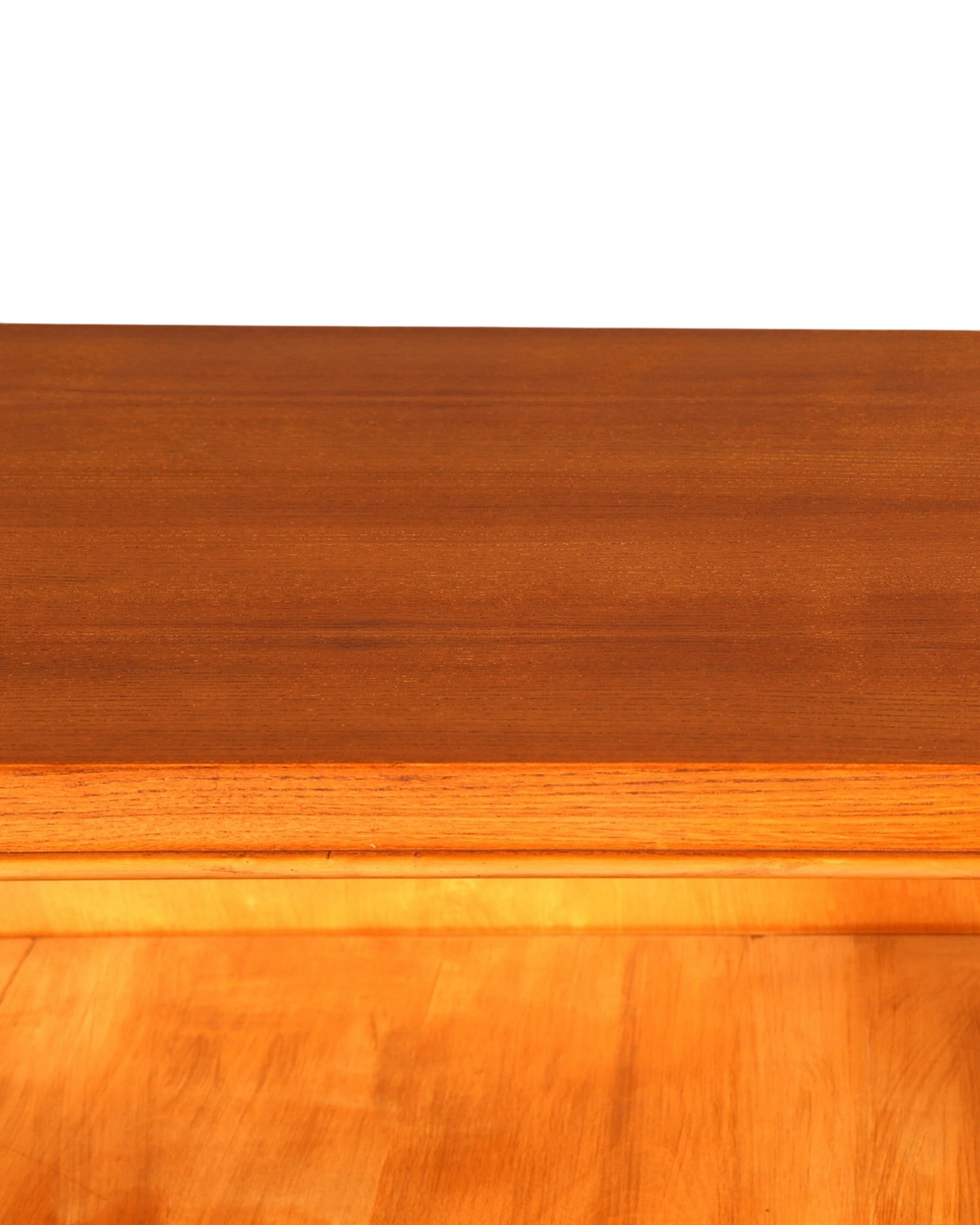 Hauptstadt Möblerei H936 Holzoberfläche mit warmer brauner Maserung und glattem Finish