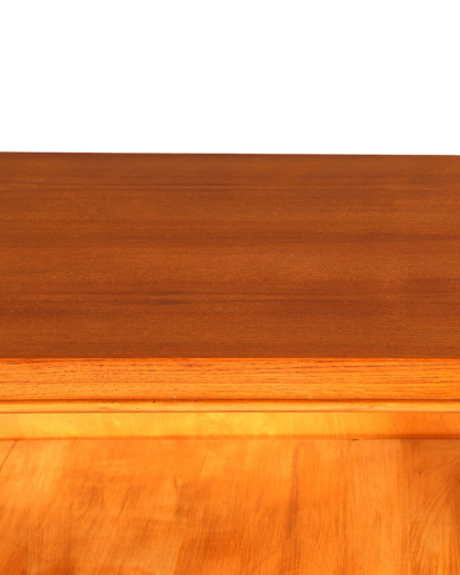 Hauptstadt Möblerei H936 Holzoberfläche mit warmer brauner Maserung und glattem Finish