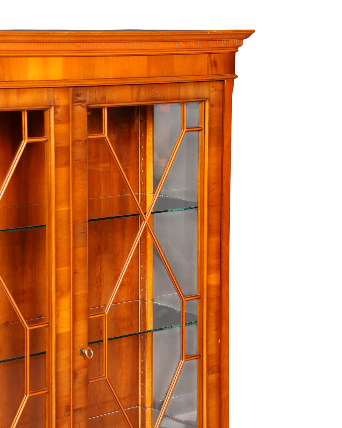 Hauptstadt Möblerei Heldense Vitrine aus englischer Eibe mit Glasfront und Innenbeleuchtung im antiken Stil