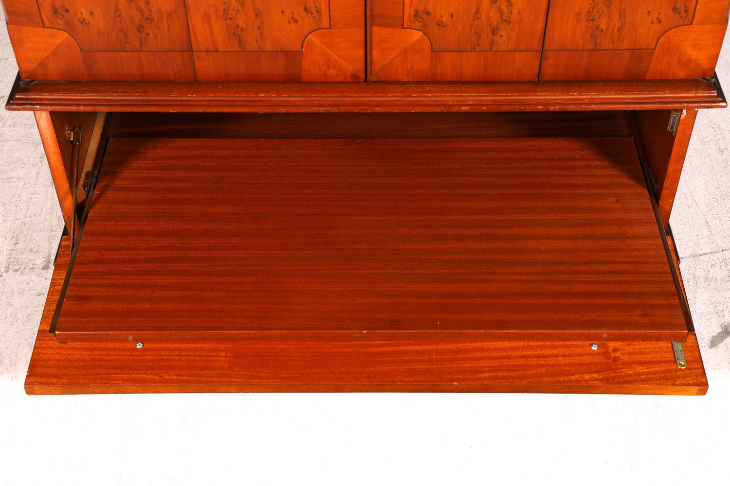 Edler Englischer TV-Schrank Eibe Vertiko Fernsehschrank 60s Schrank Kommode Vintage