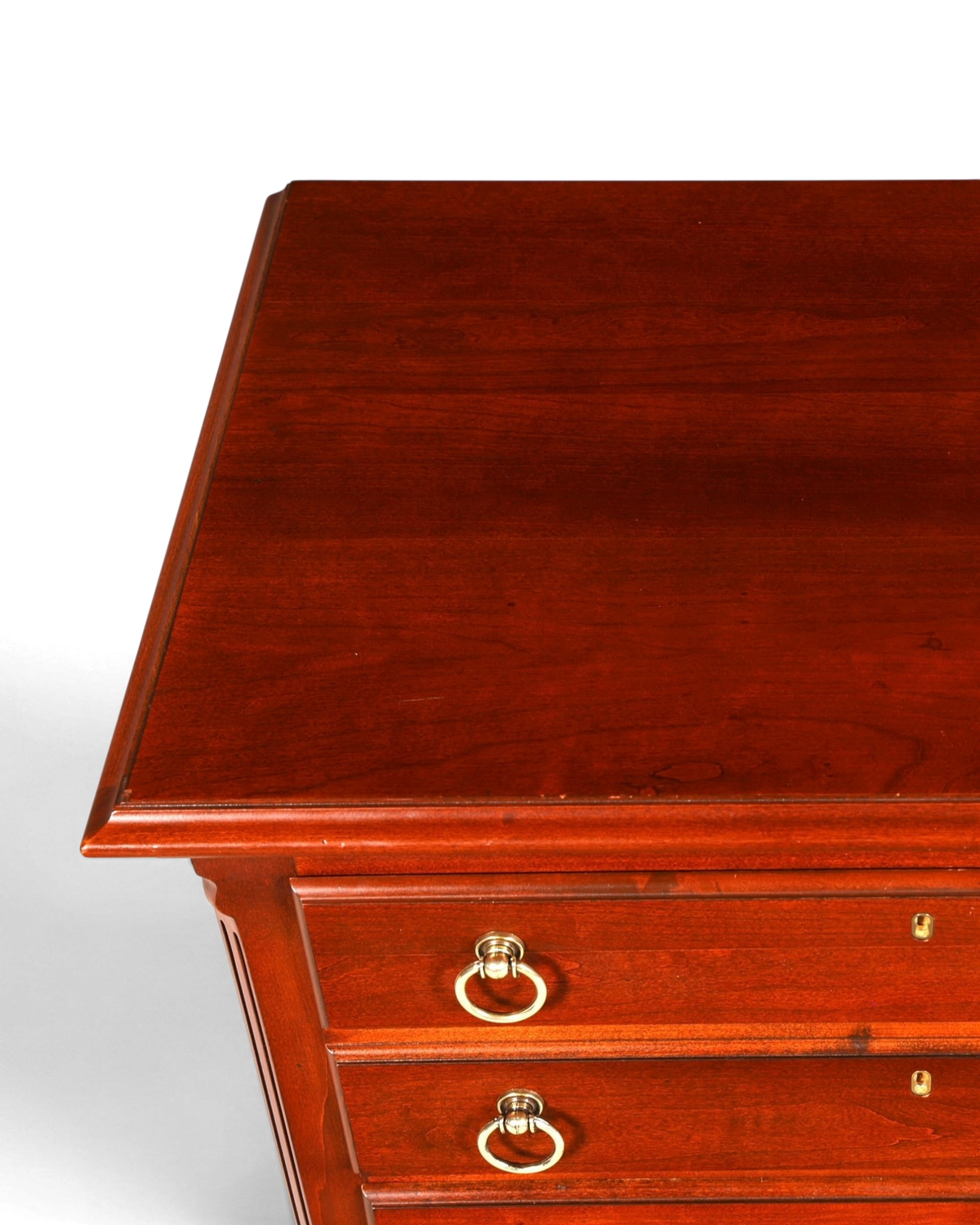 Hauptstadt Möblerei Drexel Heritage Kommode aus dunklem Holz mit Messinggriffen im antiken Stil