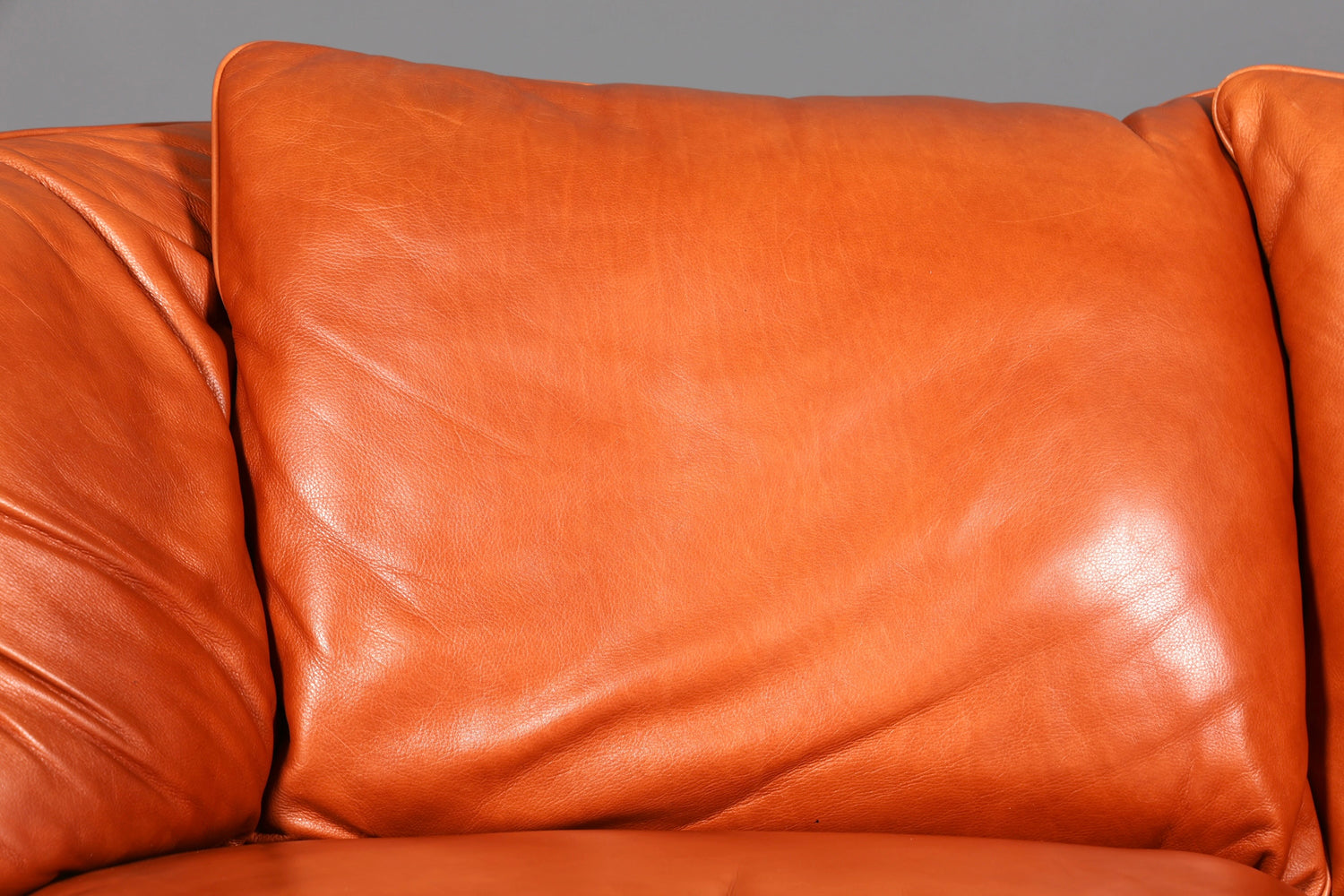 Beautiful Chesterfield design sofa, English genuine leather couch, cognac lounge sofa