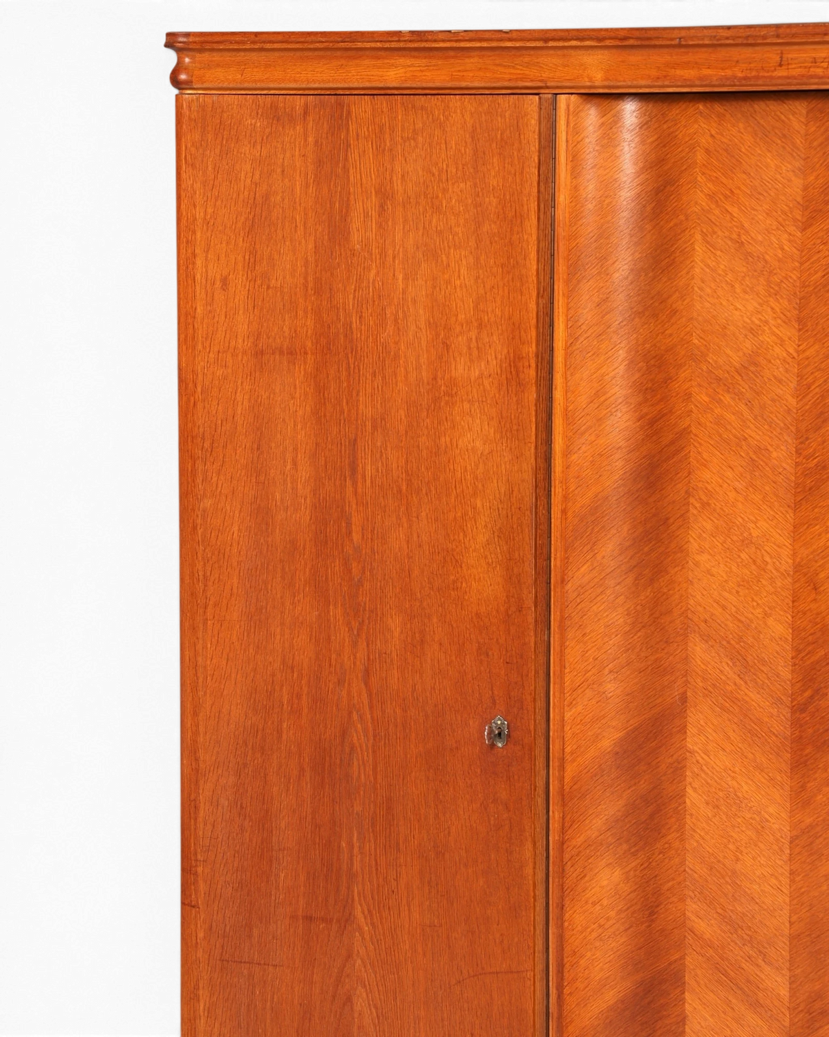 Hauptstadt Möblerei Schrankfront mit H910 Finish, hochwertiges Holzfurnier mit Fischgrätmuster und Schlüsselloch