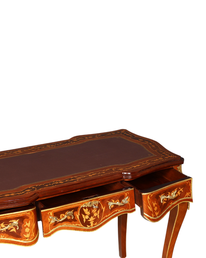 Hauptstadt Möblerei Schreibtisch im Louis XV Stil aus Massivholz mit Intarsien, Messingbeschlägen und Ledereinlage