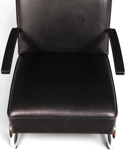 Hauptstadt Möblerei H813 Sessel in Schwarz mit Lederbezug und schwarzen Armlehnen