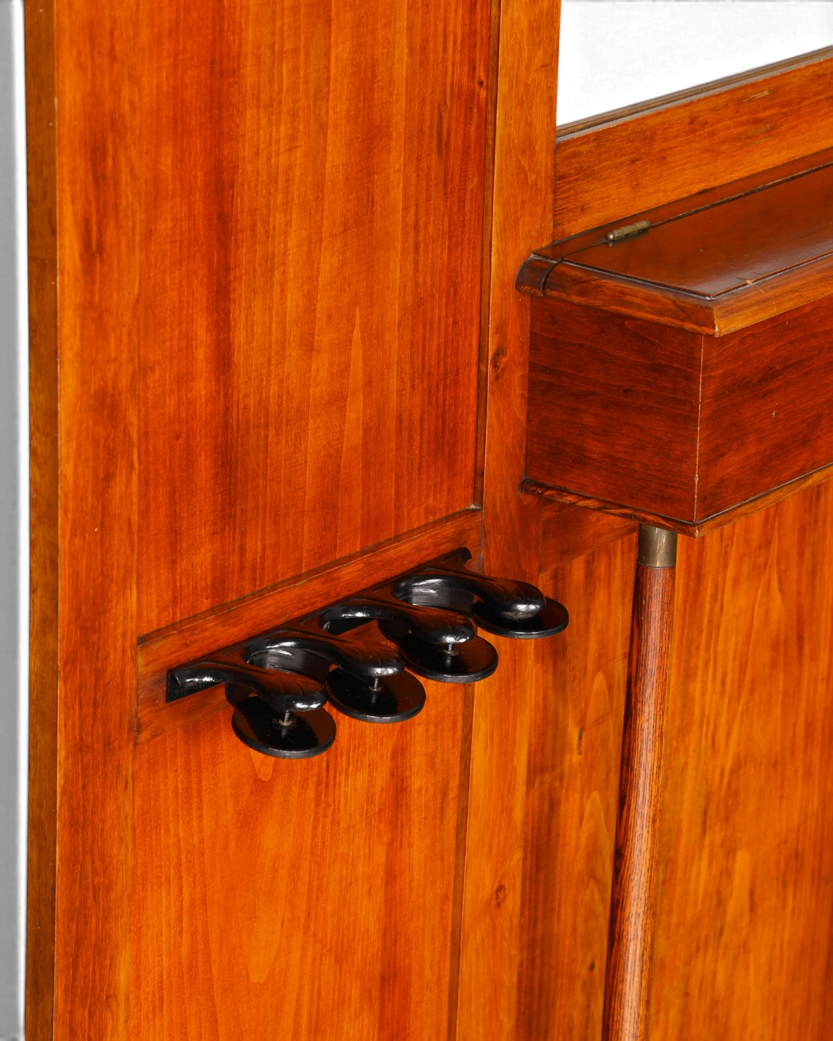 Hauptstadt Möblerei H885 Wandgarderobe aus warmem Holz mit schwarzen Metallhaken und integriertem Ablagefach