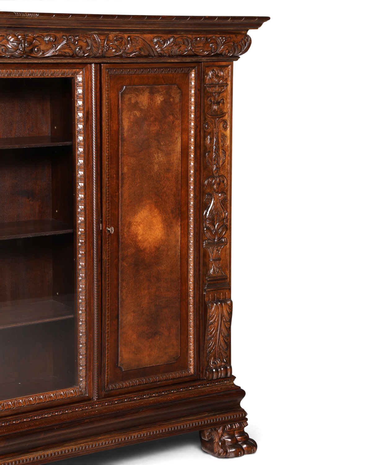 Hauptstadt Möblerei Neorenaissance Bücherschrank aus dunklem Echtholz mit aufwendigen Schnitzereien und Glasvitrine