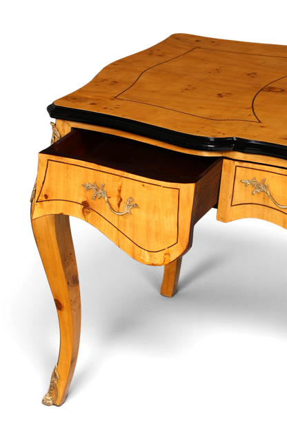 Hauptstadt Möblerei Louis XV Schreibtisch aus hellem Massivholz mit geschwungenen Beinen und goldfarbenen Beschlägen