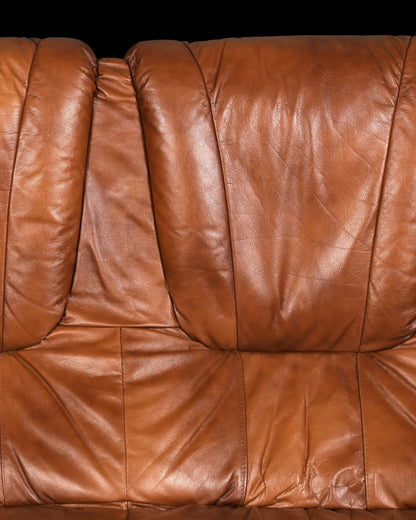 Hauptstadt Möblerei 3-Sitzer Ledercouch in Cognac mit weich gepolsterten Rückenpolstern und Vintage-Patina