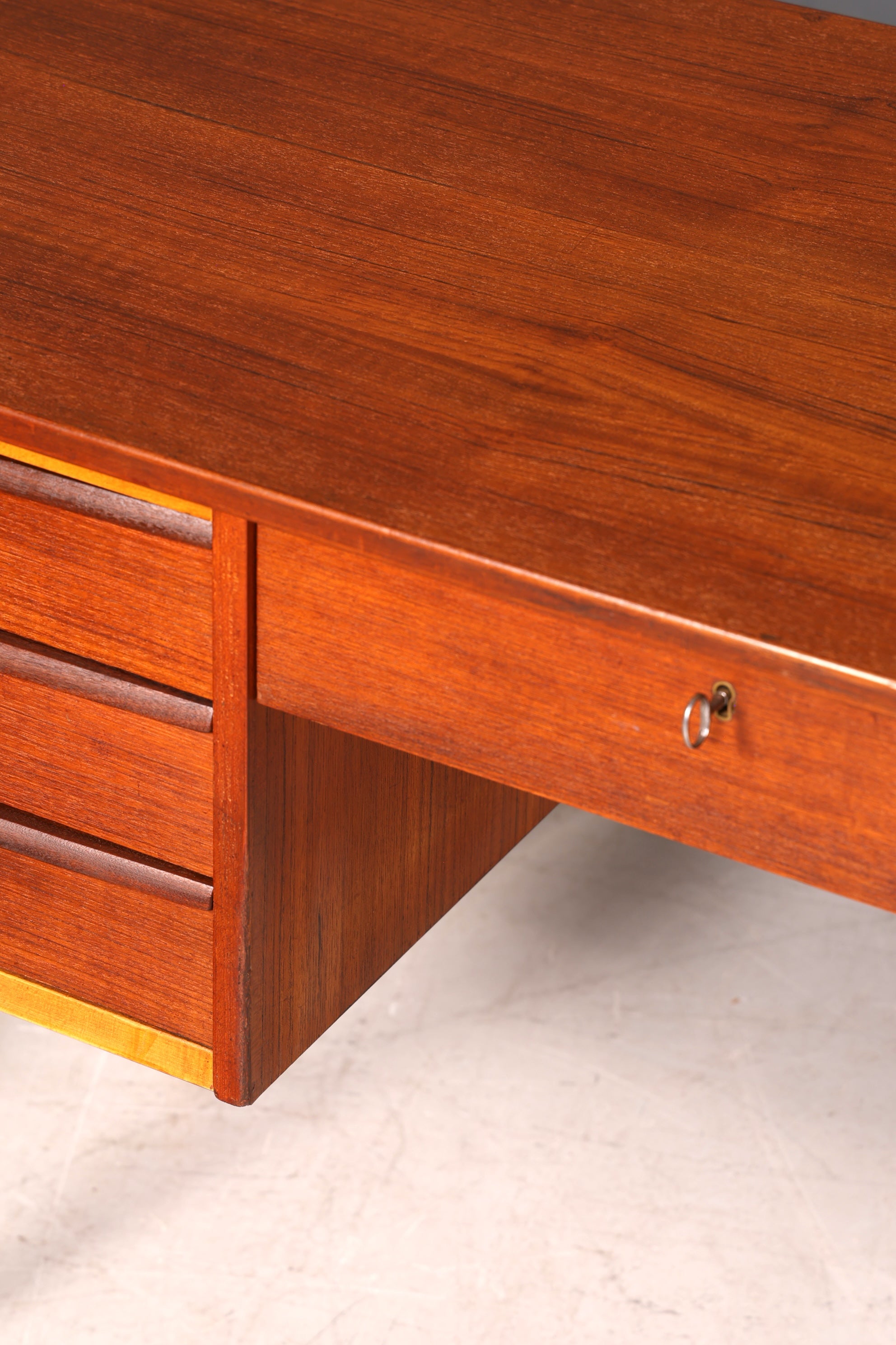 G227 Finish Wunderschöner Mid Century Schreibtisch Danish Design Teak Holz Bürotisch Vintage Office Table (Kopie)