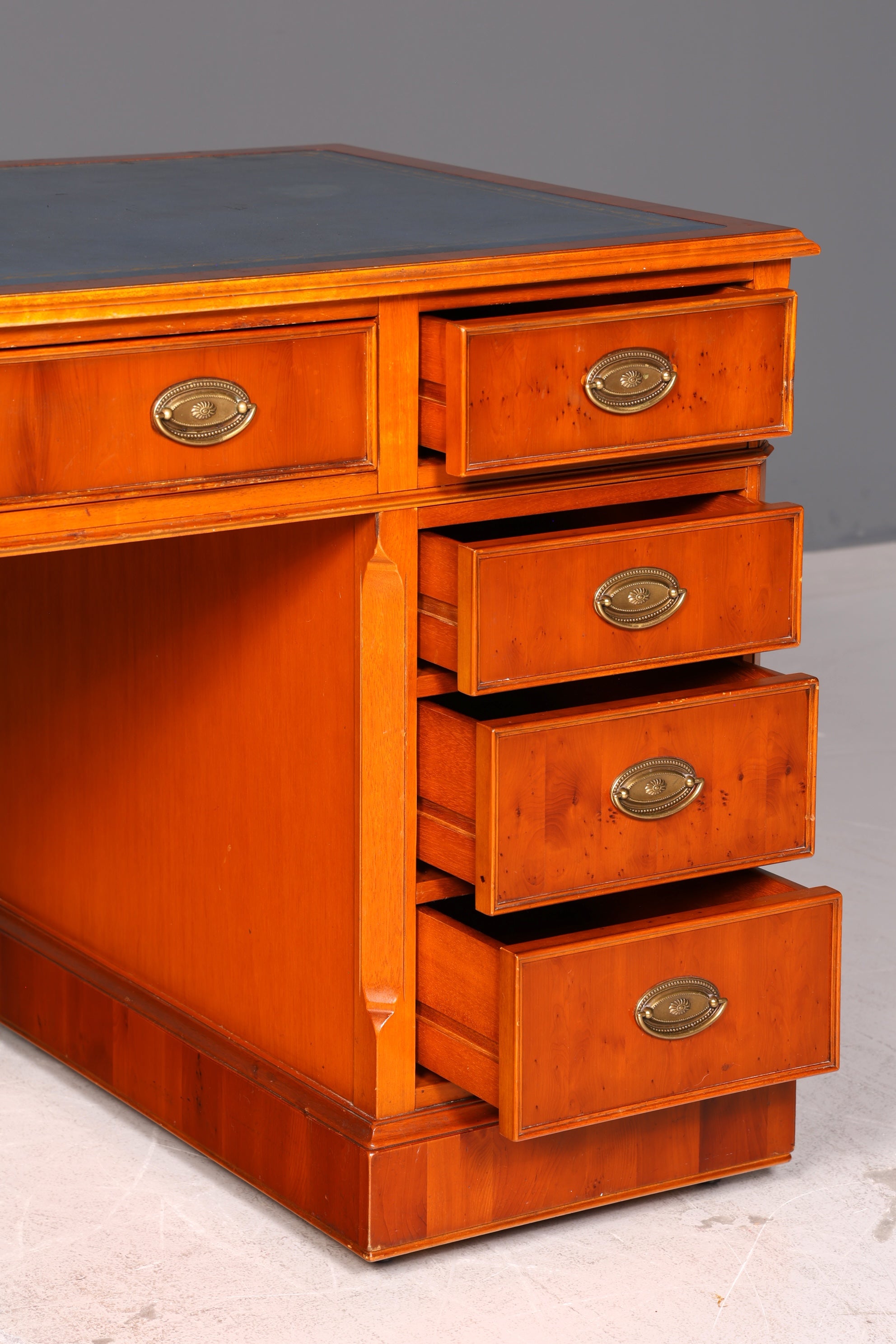 Beautiful Original Heldense English Desk Yew Real Leather Top Office Desk Antique Style