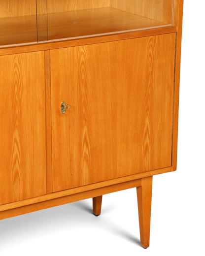 Hauptstadt Möblerei Hellerau Vitrine Modell 602 von Franz Ehrlich aus Holz mit schöner Maserung und Messingschlüssel