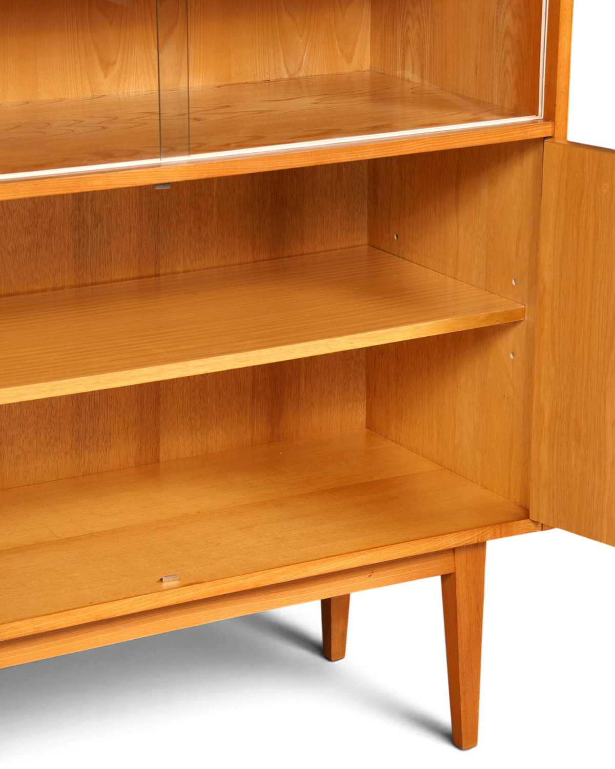Hauptstadt Möblerei Vitrinenschrank aus hellem Holz mit Glasfront und verstellbaren Einlegeböden im Mid-Century Design