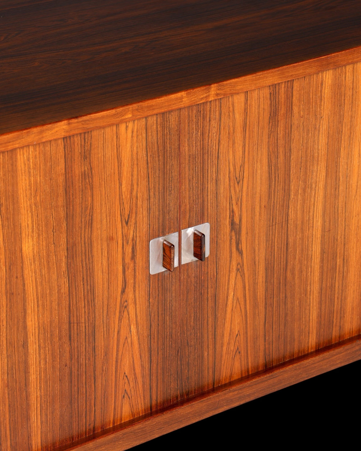 Beeindruckendes Original Hans J. Wegner für RY Møbler Modell RY 25 Sideboard Palisander Holz TV Kommode Vintage Schiebetür Schrank 1 von 2