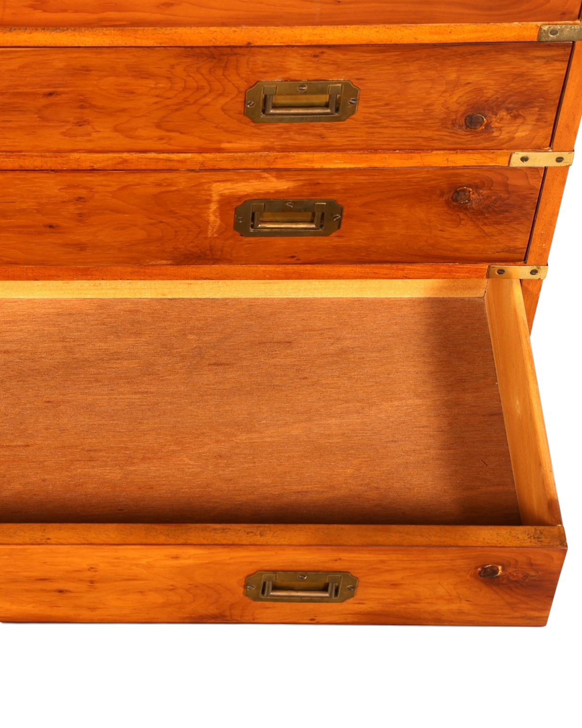 Hauptstadt Möblerei Kommode aus Holz im Kolonialstil mit Messingbeschlägen und einer offenen Schublade