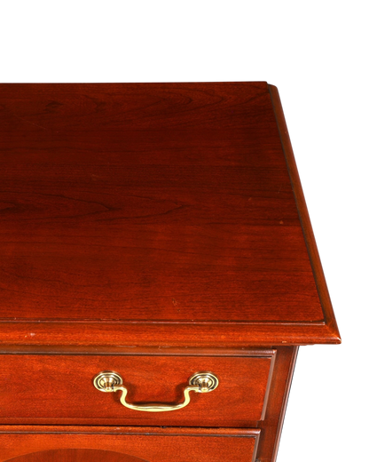 Hauptstadt Möblerei Drexel Heritage Kommode aus dunklem Holz mit glänzender Oberfläche und goldenem Schubladengriff