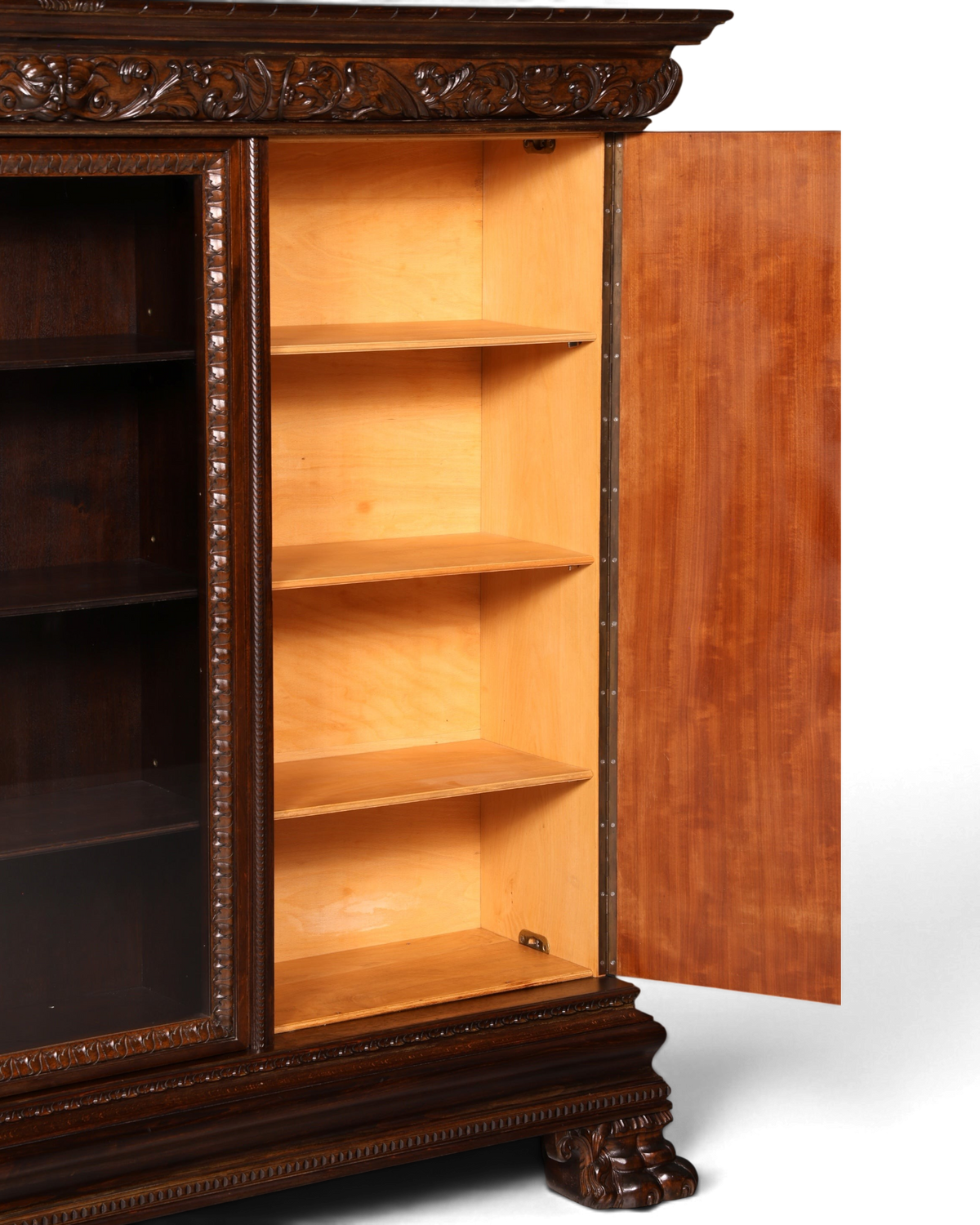 Hauptstadt Möblerei Neorenaissance Bücherschrank aus dunklem Echtholz mit offenen Regalfächern und Schnitzereien