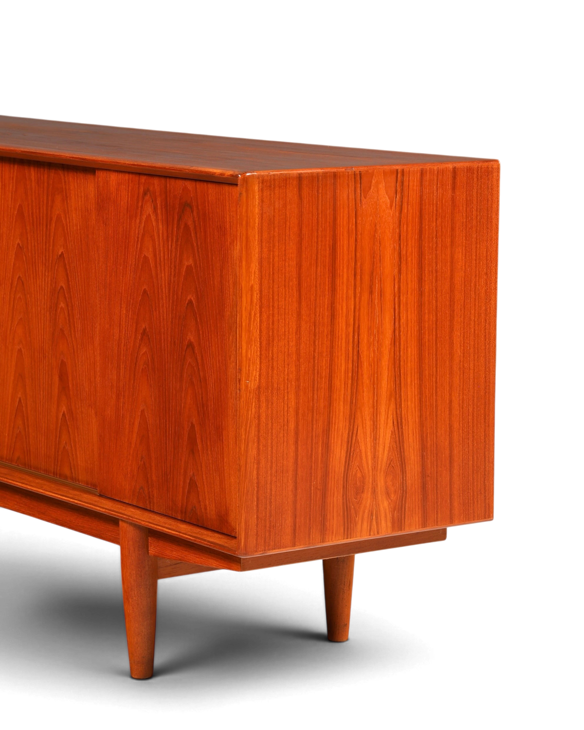 Hauptstadt Möblerei Dyrlund Mid Century Sideboard aus hochwertigem Teakholz mit Schiebetüren und konischen Beinen