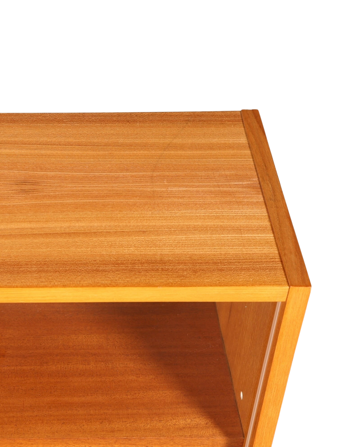 Hauptstadt Möblerei H953 Finish Oberfläche aus warmem, gemasertem Holz mit präziser Kantenverarbeitung