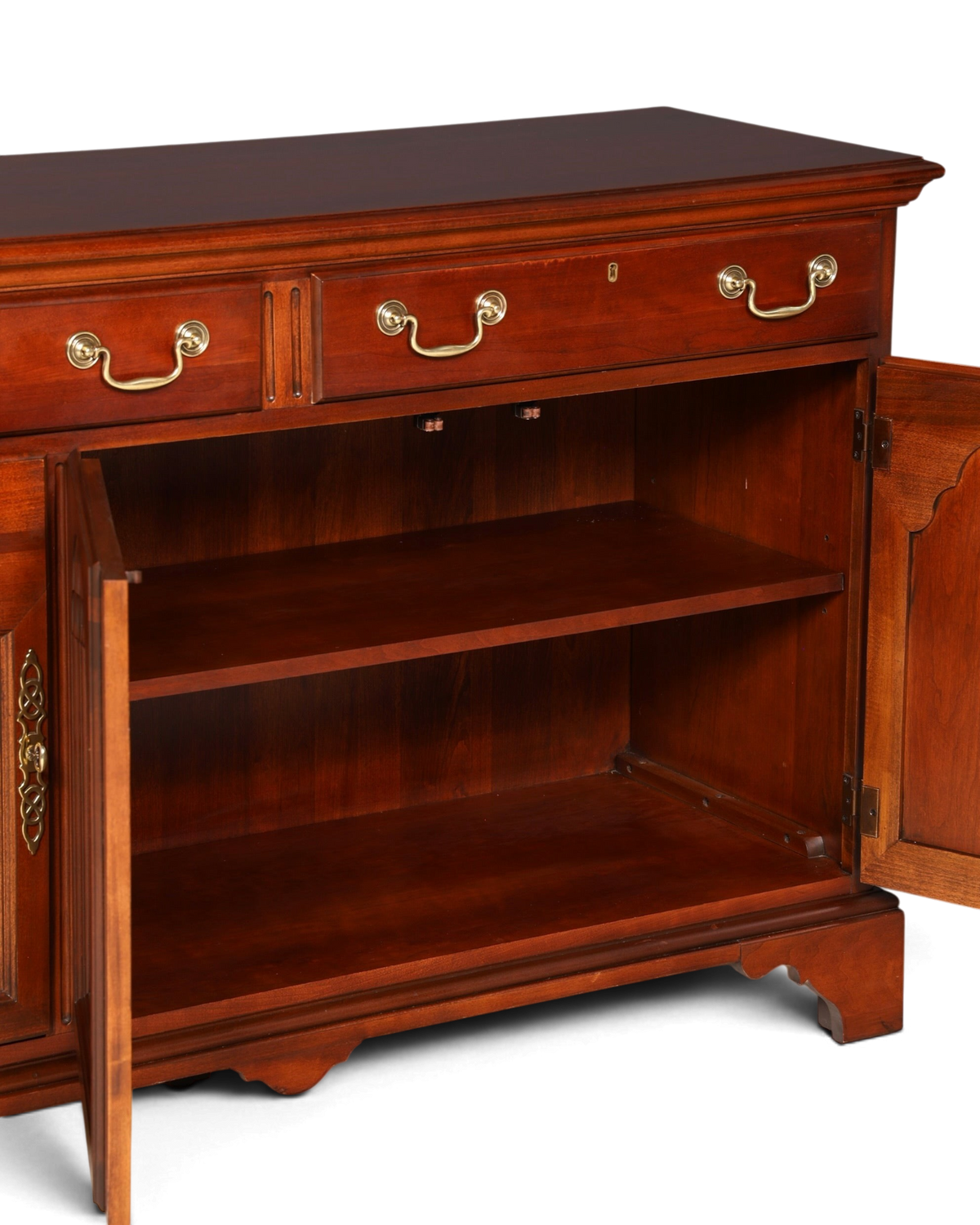 Hauptstadt Möblerei Drexel Heritage Sideboard aus dunklem Holz mit Messingbeschlägen und geöffneten Schranktüren