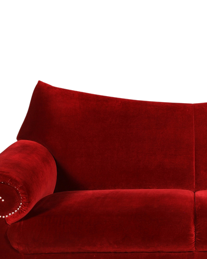 Hauptstadt Möblerei Bretz Gaudi 3-Sitzer Sofa in bordeauxrotem Samt mit geschwungener Armlehne und Ziernägeln