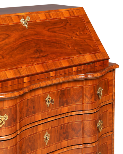Hauptstadt Möblerei Barock Sekretär aus Holz mit aufwendigen Intarsien, geschwungener Front und goldenen Beschlägen