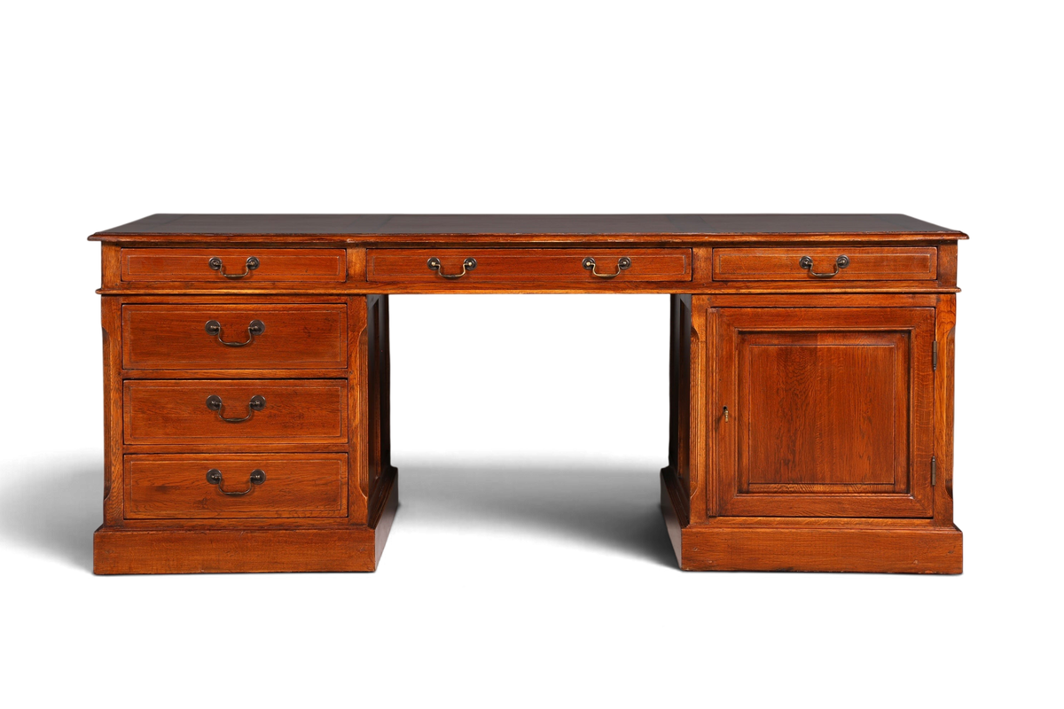 Hauptstadt Möblerei englischer XXL Partnerdesk aus massivem Holz im Vintage-Stil mit Schubladen und Schranktür