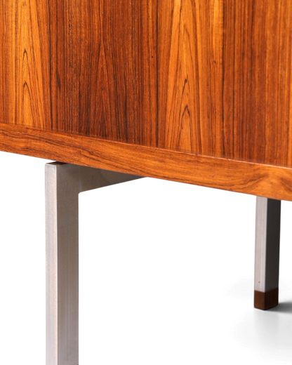 Beeindruckendes Original Hans J. Wegner für RY Møbler Modell RY 25 Sideboard Palisander Holz TV Kommode Vintage Schiebetür Schrank 1 von 2