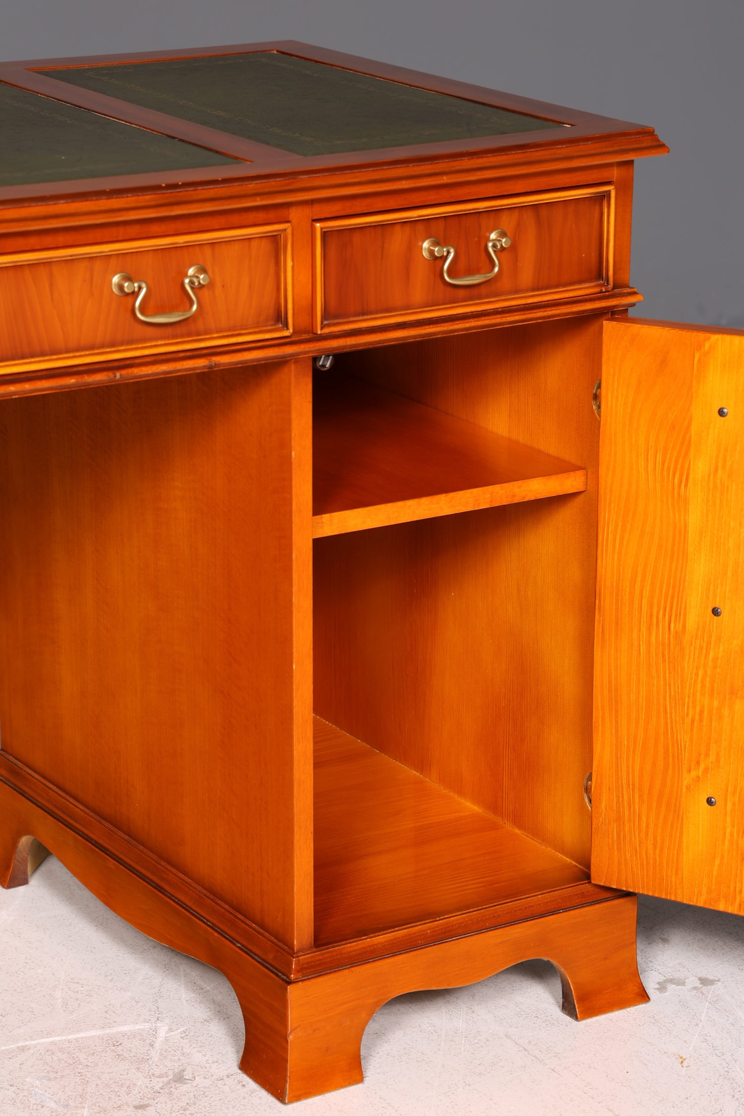 Wunderschöner Englischer Schreibtisch Eibe Echt Lederauflage Bürotisch Office Desk Chefschreibtisch
