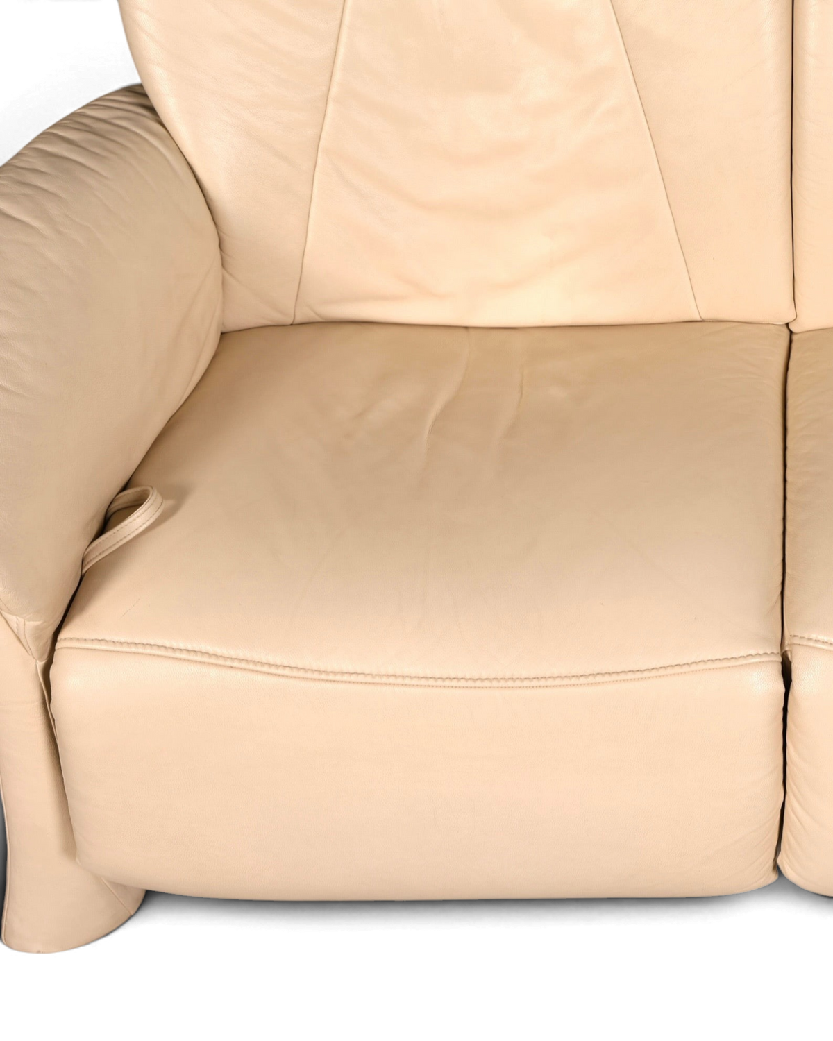 Hauptstadt Möblerei H851 Ledersofa in Creme mit weicher Polsterung und eleganter Nahtführung