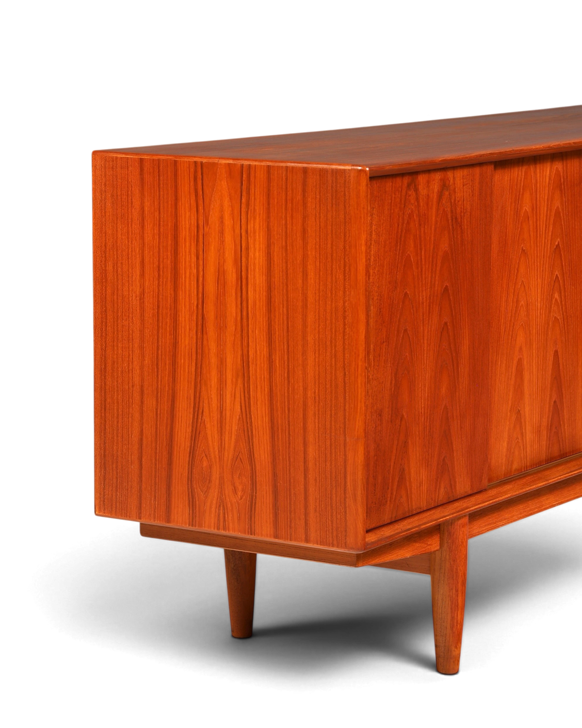Hauptstadt Möblerei Dyrlund Mid Century Sideboard aus hochwertigem Teakholz mit Schiebetüren im dänischen Design
