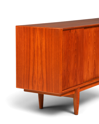 Hauptstadt Möblerei Dyrlund Mid Century Sideboard aus hochwertigem Teakholz mit Schiebetüren im dänischen Design