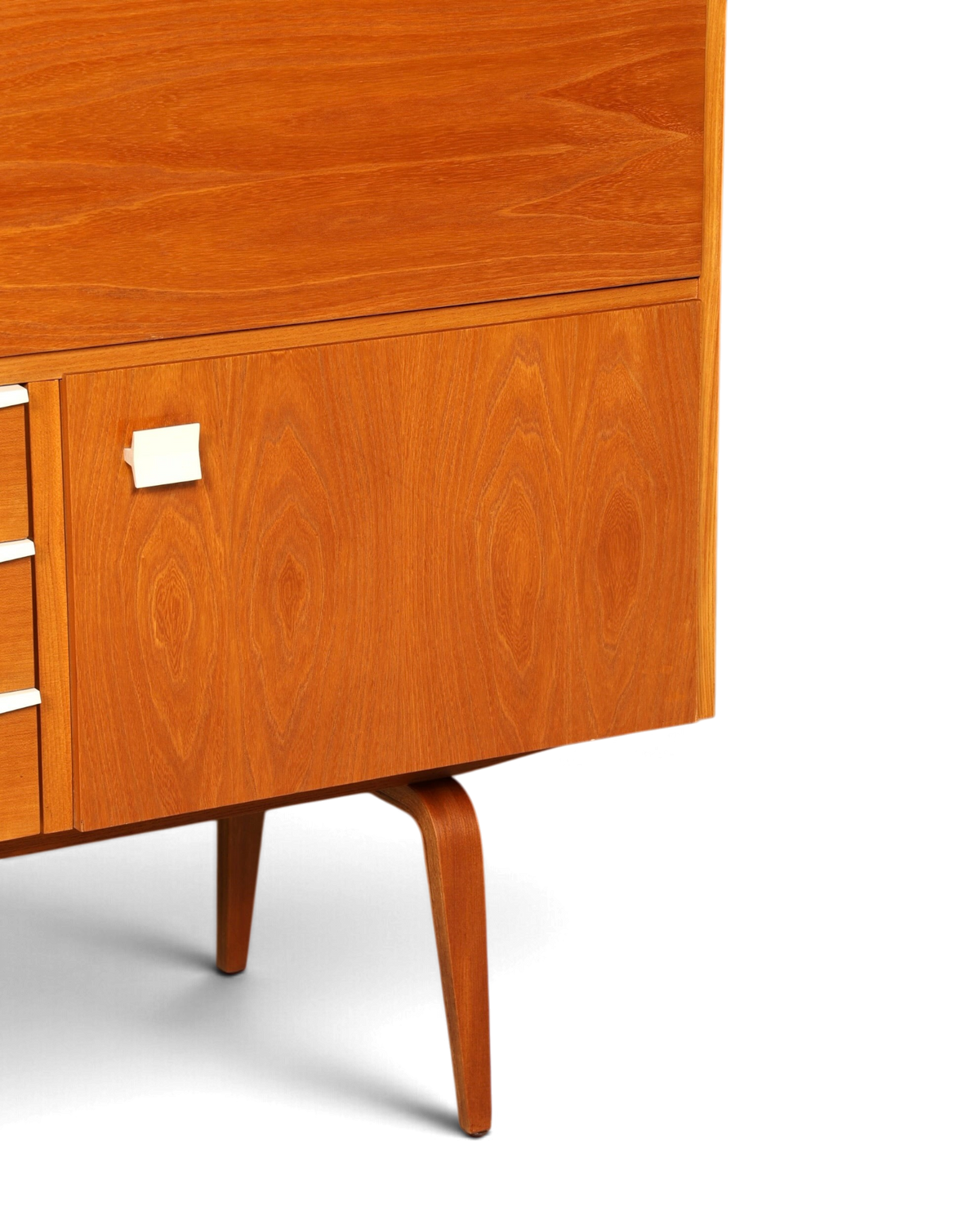 Hauptstadt Möblerei H940 Sideboard aus Teakholz mit markanten weißen Griffen und geschwungenen Holzbeinen