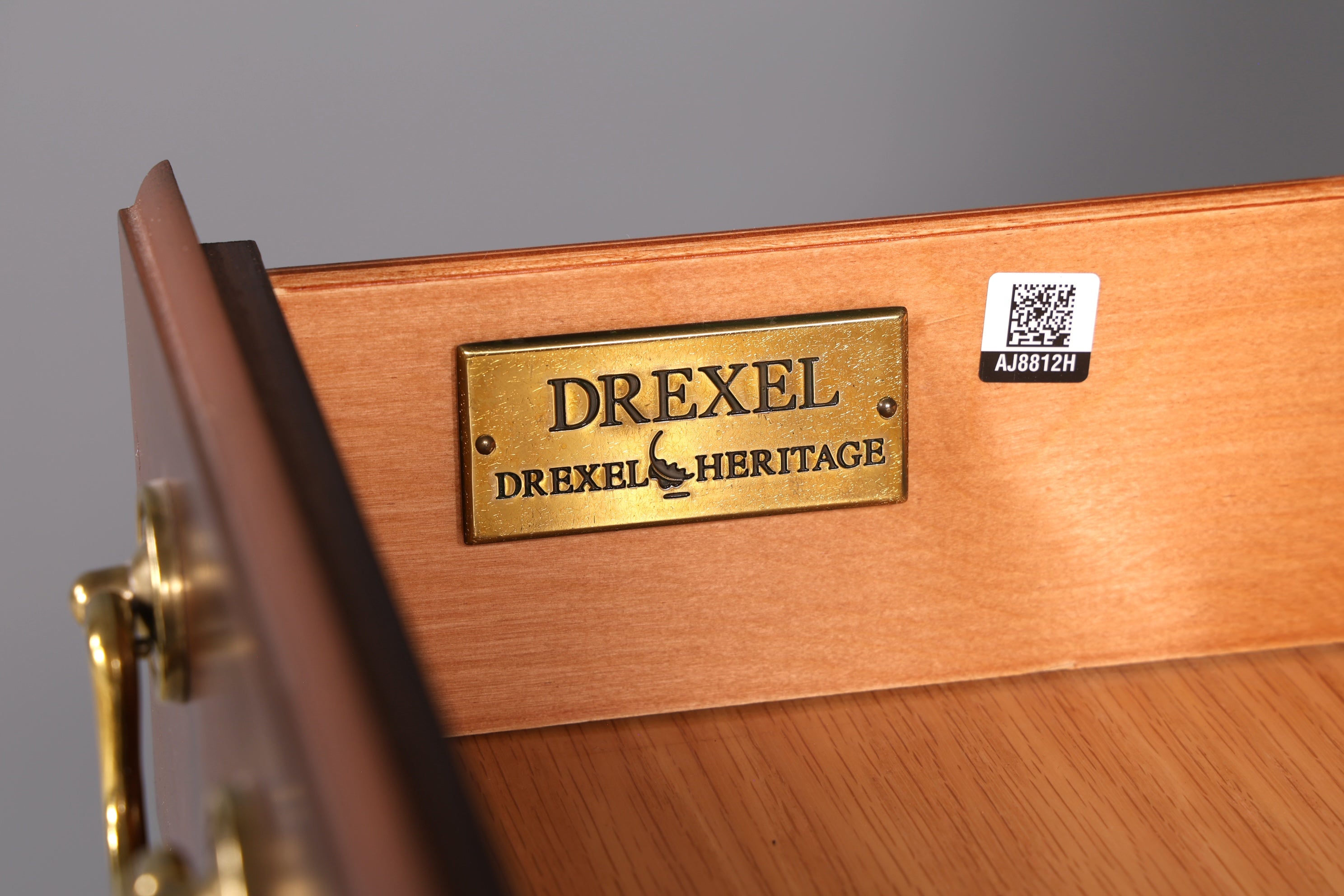 Noble Original Drexel Heritage Curio Cabinet Bookcase USA Cabinet Buffet Shelf Glass Display Cabinet