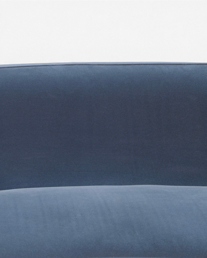 Hauptstadt Möblerei H872 Finish Sofa in dunkelblauem Samt mit eleganter Polsterung
