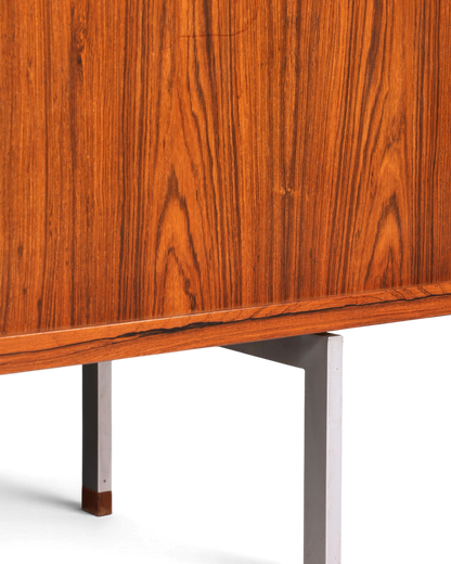 Beeindruckendes Original Hans J. Wegner für RY Møbler Modell RY 25 Sideboard Palisander Holz TV Kommode Vintage Schiebetür Schrank 2 von 2