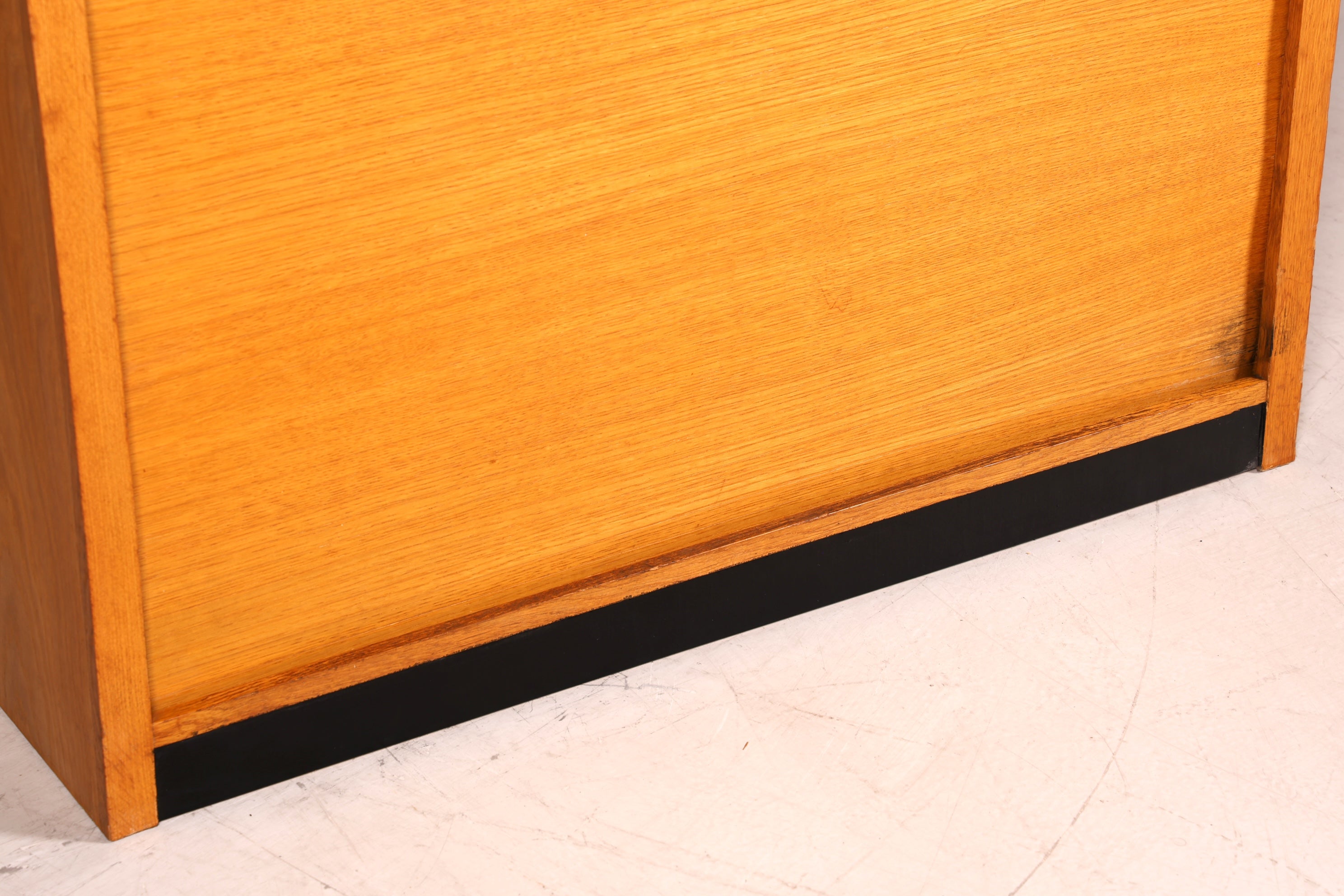 Schlichter Mid Century Rollladenschrank Bauhaus Apothekerschrank Art Deco Büro Aktenschrank