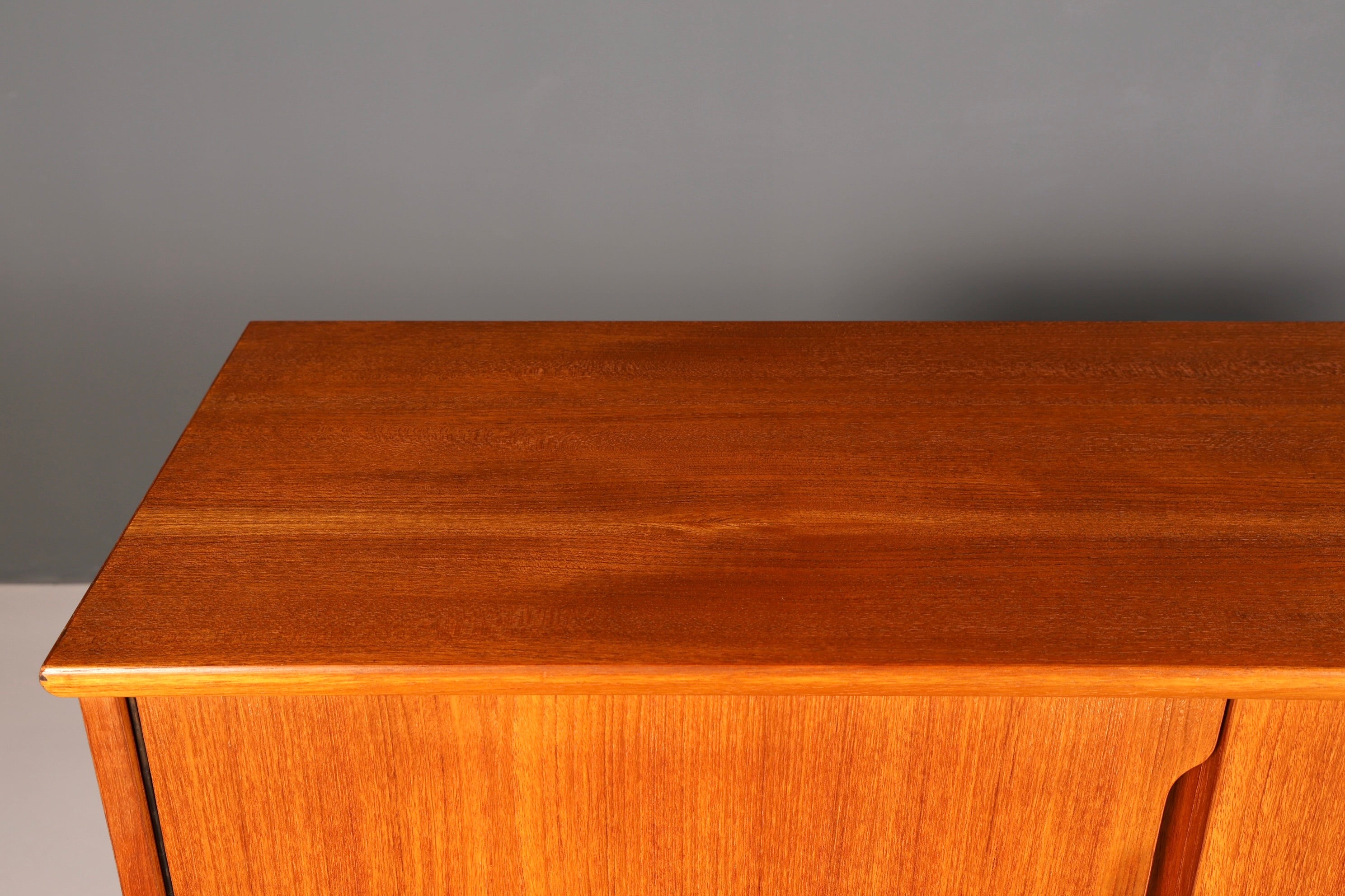 G046 Finish Wunderschönes Mid Century Highboard echt Holz Schrank Büro Kommode 60er Jahre