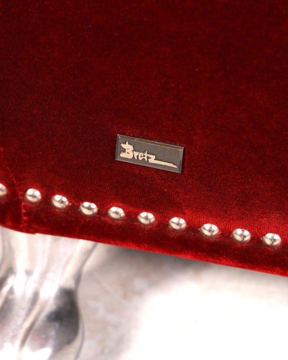 Hauptstadt Möblerei Bretz Gaudi Sofa in bordeauxrotem Samt mit Ziernägeln und Markenlogo-Plakette