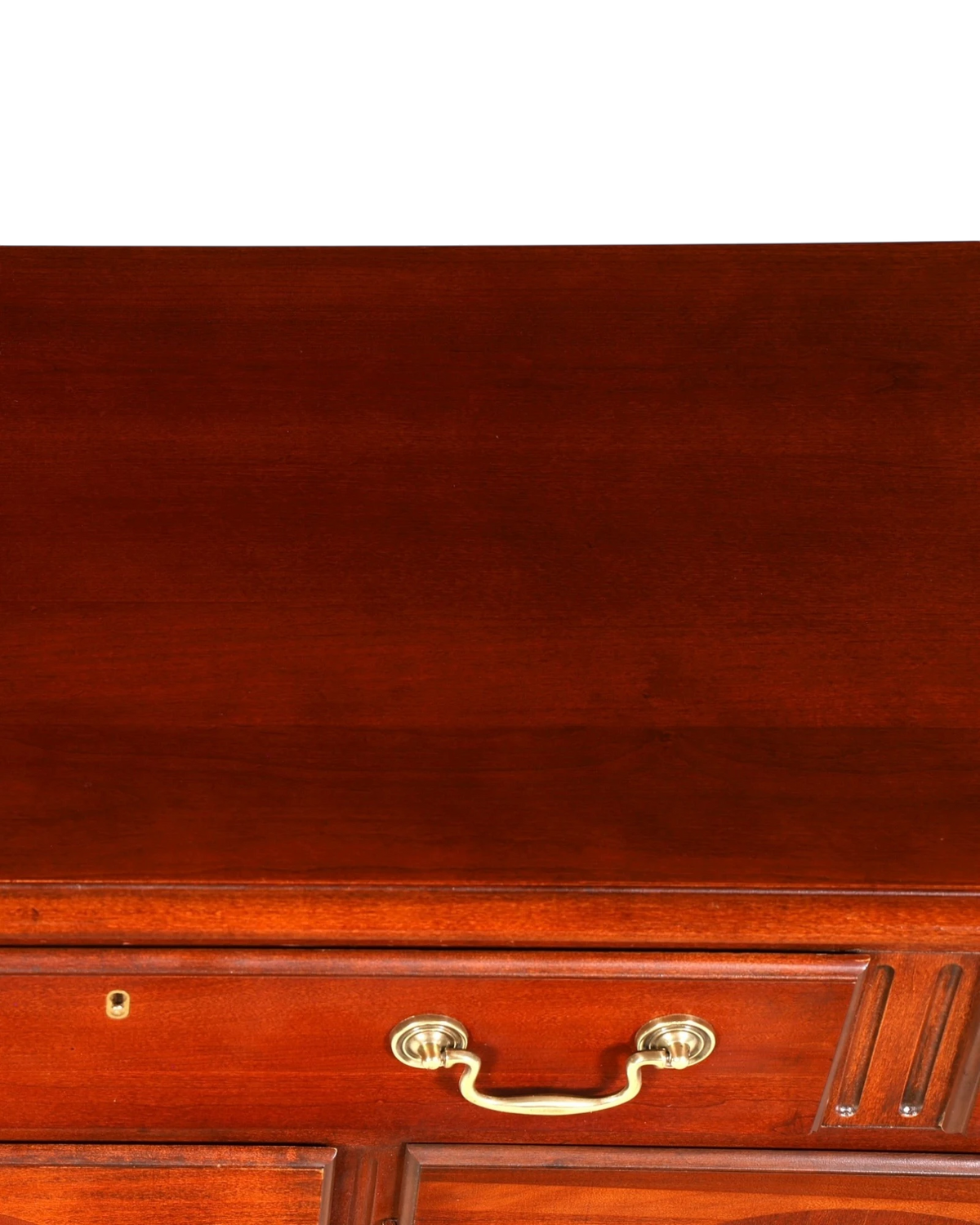 Hauptstadt Möblerei Drexel Heritage Kommode aus dunklem Holz mit Messinggriffen und klassischer Patina