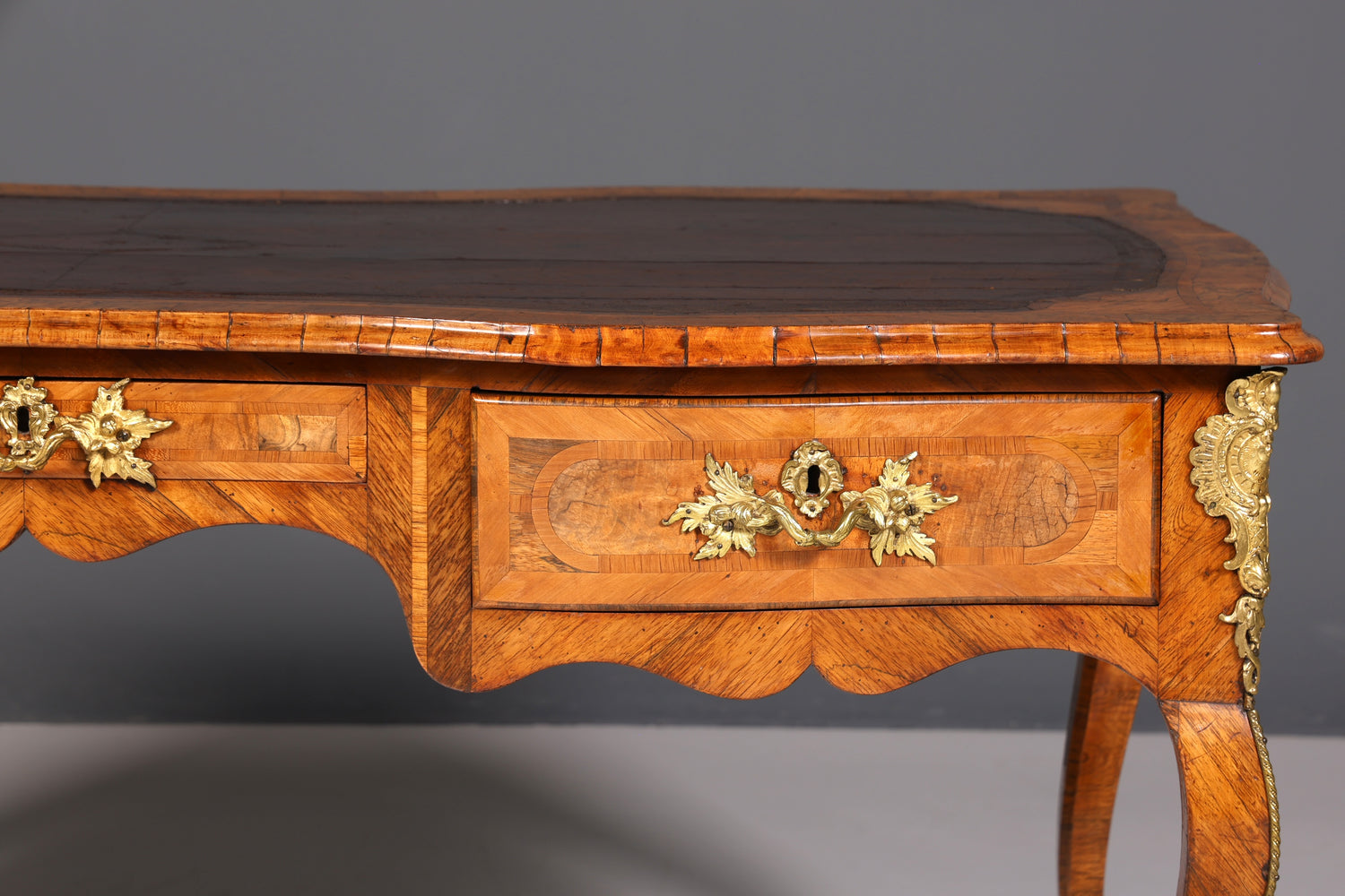 Majestätischer Original Louis XV Schreibtisch 1780 Bureau Plat French Desk echt Leder Antik Bürotisch Office Desk