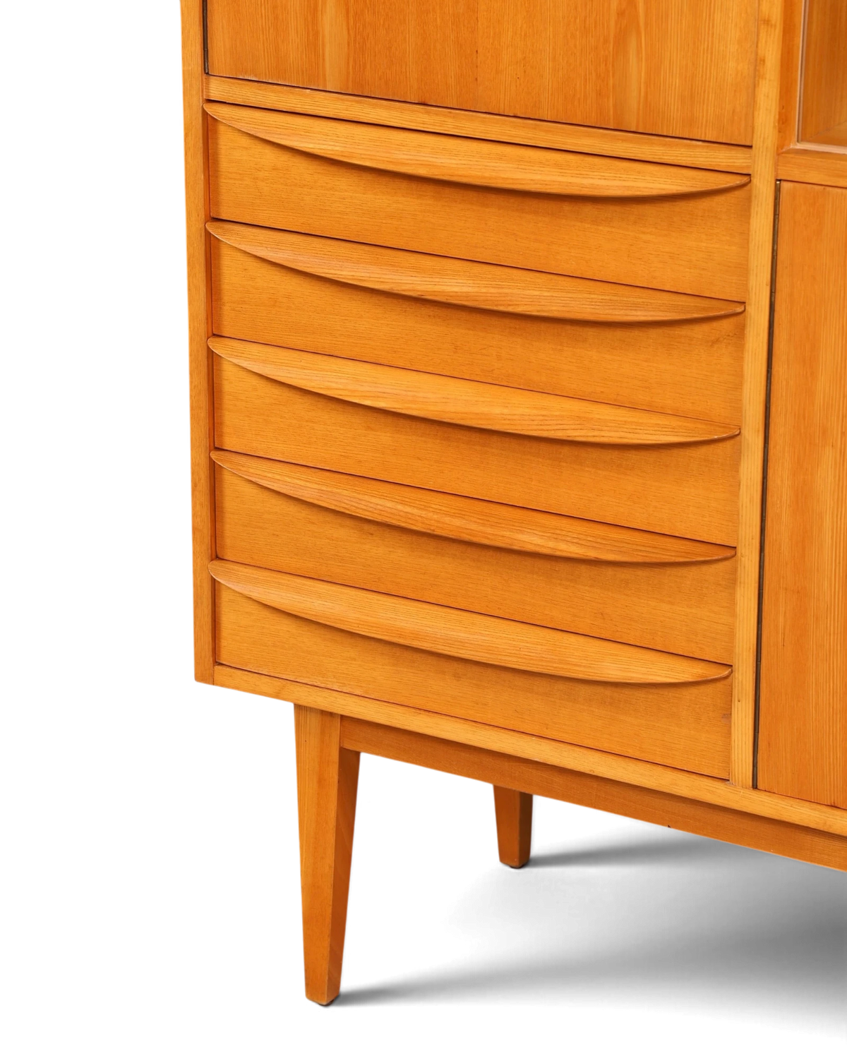 Hauptstadt Möblerei Hellerau Vitrine Modell 602 von Franz Ehrlich mit markanten Holzschubladen im Mid-Century-Design